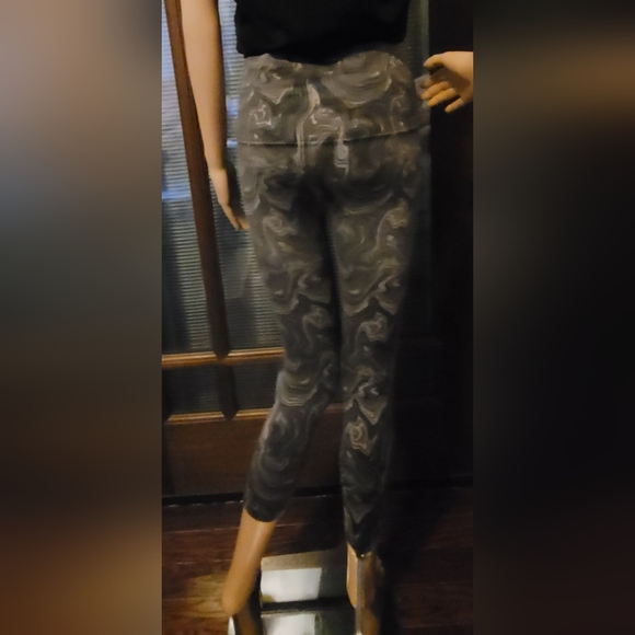 Breezies Tummy Smoothing Seamless 3/4 Cropped Leggings- Size L - Picture 3 of 5